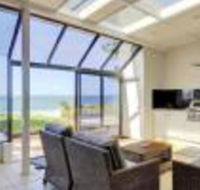 Whispering Sands 10 Sandy Point Road Luxury waterfront home with aircon WIFI  Foxtel - New South Wales Tourism 