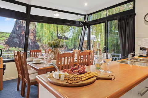 Boats And Bedzzz Houseboat Stays & Renmark River Villas - New South Wales Tourism  4