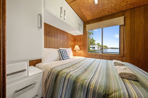 Boats And Bedzzz Houseboat Stays & Renmark River Villas - New South Wales Tourism  5