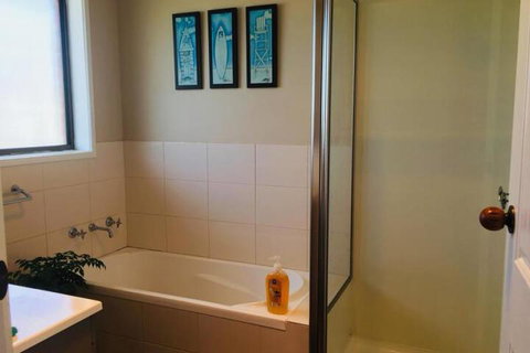 QUEEN BEDROOM FRIENDLY HOME PORTLAND - New South Wales Tourism  3