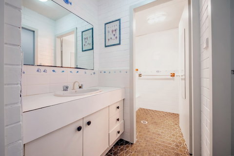 Villa Ellisa Unit 1 / 10 Columbia Close - New South Wales Tourism  5