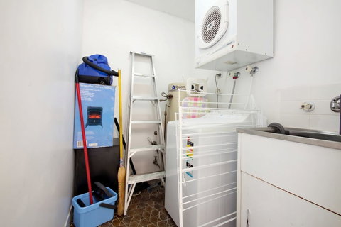 Villa Ellisa Unit 1 / 10 Columbia Close - New South Wales Tourism  6