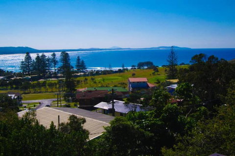 Barrels Beach House 28 Dulconghi Street - New South Wales Tourism  4
