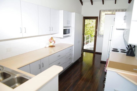 Barrels Beach House 28 Dulconghi Street - New South Wales Tourism  6