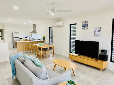 DAYDREAMING Airlie Beach Water Views & Only 200m To Boardwalk. - New South Wales Tourism  1