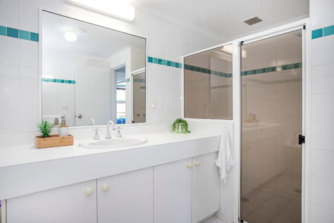 Ocean Breeze Fathoms 3 - New South Wales Tourism  1