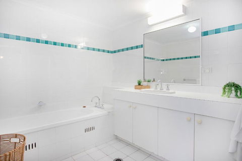 Ocean Breeze Fathoms 3 - New South Wales Tourism  6