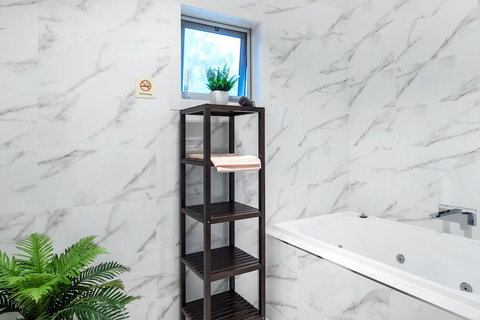 Woody Lifestyle One Bedroom Apartment - New South Wales Tourism  4