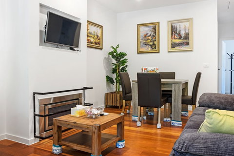 Woody Lifestyle One Bedroom Apartment - New South Wales Tourism  3