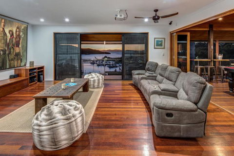 Uisce Luxury Holiday House With Jacuzzi Pool Table Cinema Premium Foxtel & Two Buggies - New South Wales Tourism  6