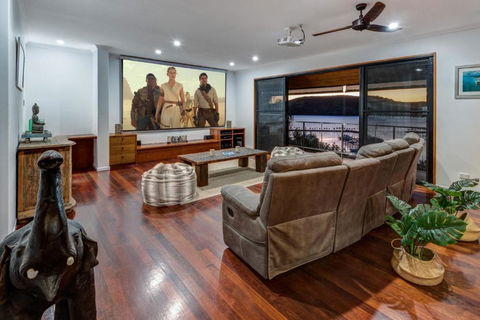 Uisce Luxury Holiday House With Jacuzzi Pool Table Cinema Premium Foxtel & Two Buggies - New South Wales Tourism  3