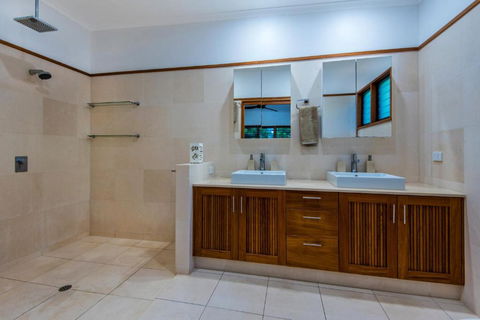 Uisce Luxury Holiday House With Jacuzzi Pool Table Cinema Premium Foxtel & Two Buggies - New South Wales Tourism  1