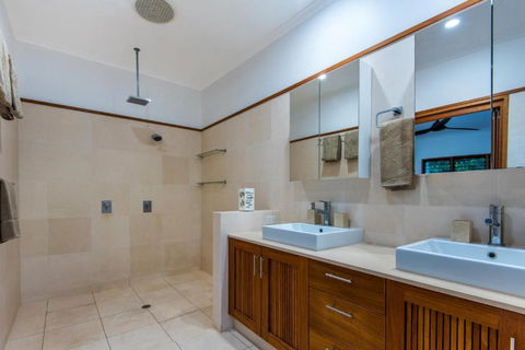 Uisce Luxury Holiday House With Jacuzzi Pool Table Cinema Premium Foxtel & Two Buggies - New South Wales Tourism  5