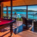 Uisce Luxury Holiday House With Jacuzzi Pool Table Cinema Premium Foxtel & Two Buggies - New South Wales Tourism  0
