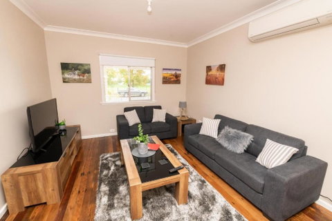 Kinross On Cox Sweet Neat & Simple + Wifi - New South Wales Tourism  5