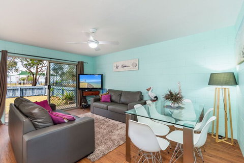 Charm & Comfort In This Ground Floor Unit With Water Views! Welsby Pde Bongaree - New South Wales Tourism  4