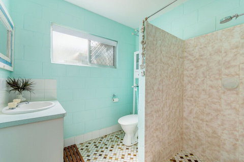 Charm & Comfort In This Ground Floor Unit With Water Views! Welsby Pde Bongaree - New South Wales Tourism  5