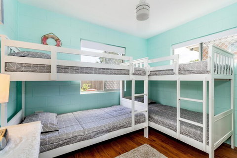 Charm & Comfort In This Ground Floor Unit With Water Views! Welsby Pde Bongaree - New South Wales Tourism  7