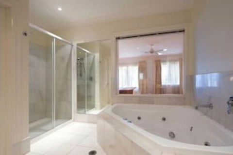 Lakeside Suites 1 - New South Wales Tourism  1