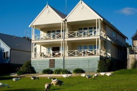 Lakeside Suites 1 - New South Wales Tourism  0