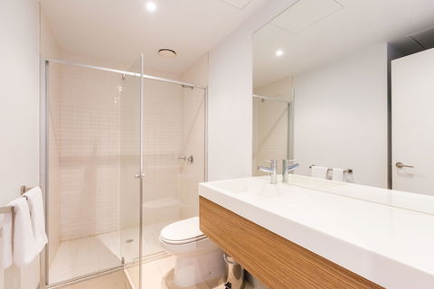 RIVER, 1BDR Melbourne Apartment - New South Wales Tourism  4