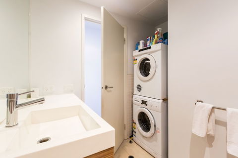 RIVER, 1BDR Melbourne Apartment - New South Wales Tourism  5