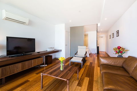 RIVER, 1BDR Melbourne Apartment - New South Wales Tourism  0