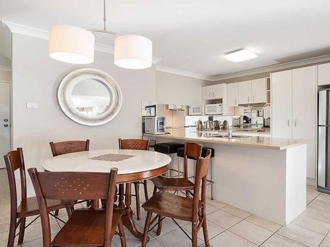 6 Skyline 12 Thurlow Avenue Foxtel & Aircon - New South Wales Tourism  2