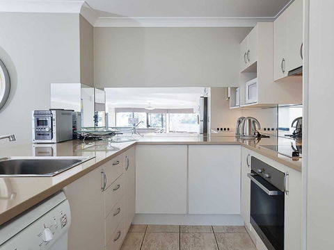 6 Skyline 12 Thurlow Avenue Foxtel & Aircon - New South Wales Tourism  1
