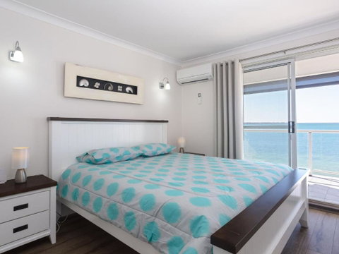 Sunrise Waters 2 / 63 Soldiers Point Road Stunning Waterfront Property - New South Wales Tourism  2