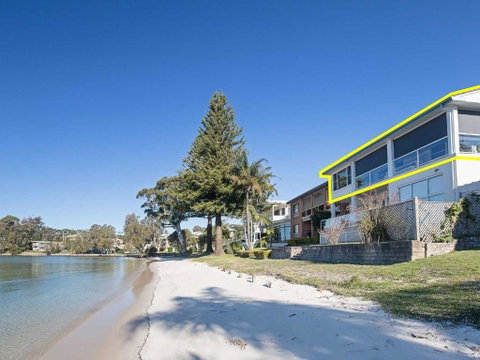 Sunrise Waters 2 / 63 Soldiers Point Road Stunning Waterfront Property - New South Wales Tourism  6