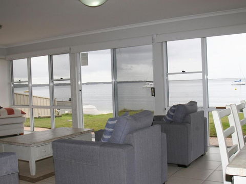 1 The Clippers 131 Soldiers Point Road Fabulous Waterfront Unit - New South Wales Tourism  5