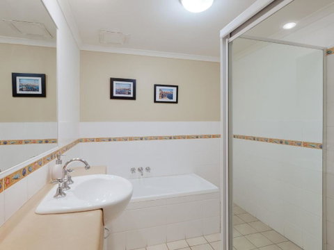 1 SEASHELLS 21 23 MAGNUS STREET â€“ WIFI POOL LIFT & AIR CONDITIONING - New South Wales Tourism  3