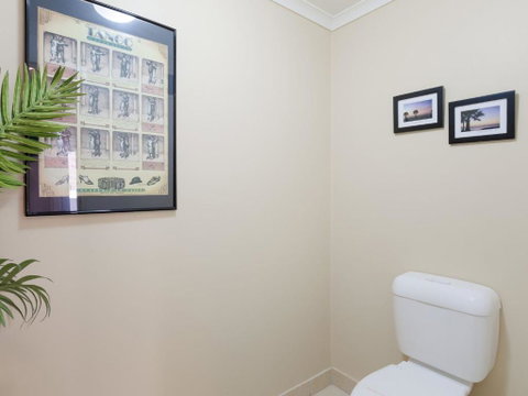 1 SEASHELLS 21 23 MAGNUS STREET â€“ WIFI POOL LIFT & AIR CONDITIONING - New South Wales Tourism  1