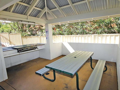 1 SEASHELLS 21 23 MAGNUS STREET â€“ WIFI POOL LIFT & AIR CONDITIONING - New South Wales Tourism  4