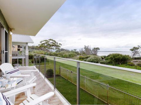 2 The Helm 22 Voyager Cl Stunning Waterfront Unit With Air Conditioning - New South Wales Tourism  0