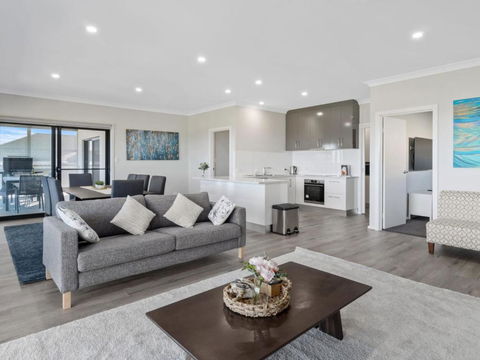 Sunset Horizon At Lady Bay 8 Huntingdale Drive - New South Wales Tourism  1