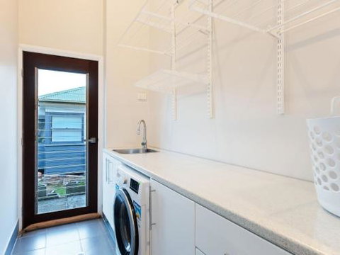 Absolute Waterfront Lakehouse Fishing Point Waterfront Pool Jetty - New South Wales Tourism  1