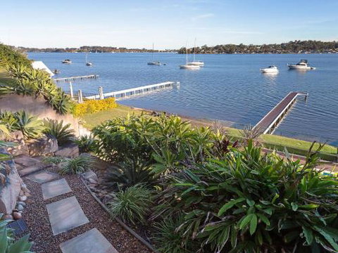 Absolute Waterfront Lakehouse Fishing Point Waterfront Pool Jetty - New South Wales Tourism  6