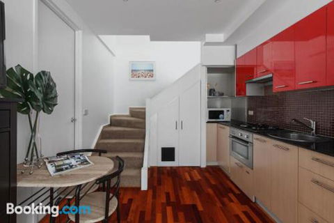 Heart Of Sandringham Apartment By Ready Set Host - New South Wales Tourism  3