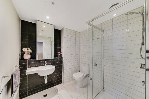 A Modern 2BR CBD Apt City Views FREE Parking - New South Wales Tourism  1
