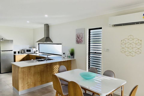 WHITSUNDAY Spacious & Comfortable Moments From Picturesque Boardwalk - New South Wales Tourism  6