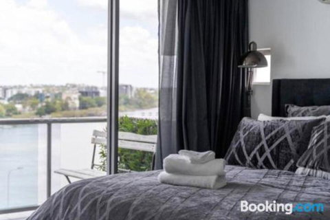 3br Stylish Apt CBD River & City Views SpaSaunaPoolWIFINetflix - New South Wales Tourism  6