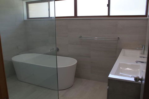 Spacious Townhouse Complete With Floating Mooring! - New South Wales Tourism  5