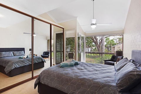 Spacious Townhouse Complete With Floating Mooring! - New South Wales Tourism  3