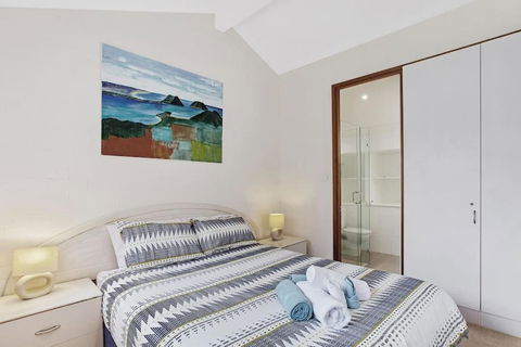 Spacious Townhouse Complete With Floating Mooring! - New South Wales Tourism  1