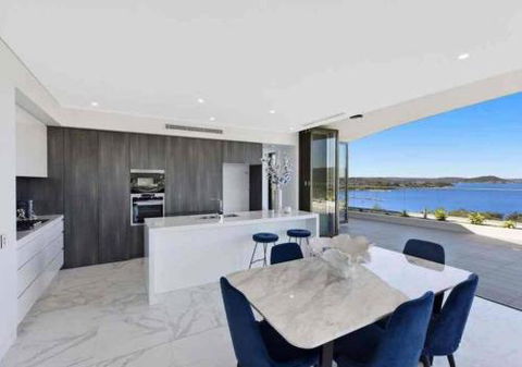 Stylish Penthouse With Views & Jacuzzi - New South Wales Tourism  1