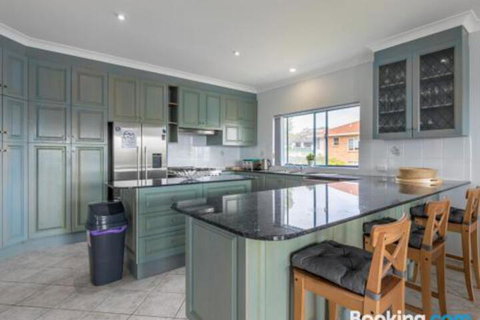 Villa San Gabriel Vincentia Sleeps 14 4pm Check Out Sundays - New South Wales Tourism  1
