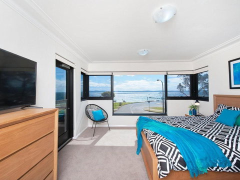 6 FLORENTINE 11 COLUMBIA CLOSE STUNNING UNIT WITH SENSATIONAL VIEWS - New South Wales Tourism  1