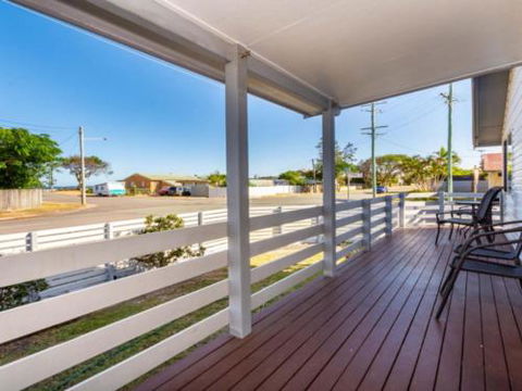 Dog Lovers Retreat Beachmere - New South Wales Tourism  1